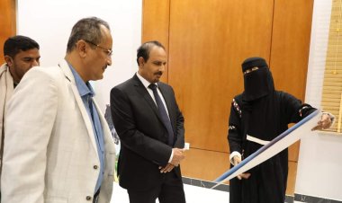 محافظ حضرموت يشيد بلوحات الرسّامة منال  الرباكي المعبّرة عن الواقع المُعاش