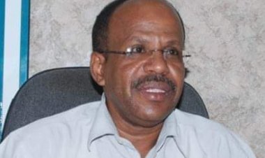 محافظ حضرموت يطمئن على صحة الإعلامي الأستاذ سالم الشاحت