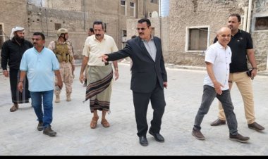 بتكلفة ( 35 ) مليون ريال.. مدير عام المنصورة يتسلم مشروع الرصف الحجري في بلوك ( 45 ) من الجهة المنفذة