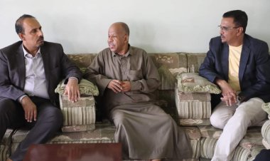 محافظ حضرموت يطمئن على صحة نقيب الصحافيين ويوجه بمساندة رحلة علاجه في الخارج