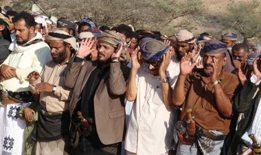 رئيس تنفيذية انتقالي شبوة يتقدم جموع مشيعي جثمان الشاعر الكبير عبدربه القميشي