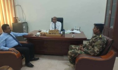 النقيب بازومح يلتقي رئيس النيابة الجزائية بحضرموت ووكيل نيابة الامن والبحث والسجون