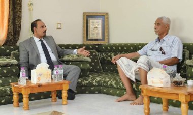 محافظ حضرموت يقدّم واجب العزاء للوكيل الأسبق الأستاذ عمير مبارك عمير في وفاة الشيخ أحمد بن ناصر بن عمير النسي