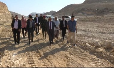 محافظ حضرموت يتفقد العمل بمشروع طريق "الغليلة - المقلب - امبيخة" بنسبة انجاز 36%