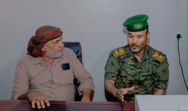 رئيس إنتقالي غيل باوزير يشيد بدور قيادة  معسكر كوارتز في استباب الأمن والإستقرار  ويقدم لهم درع الوفاء وشهادة تقديرية