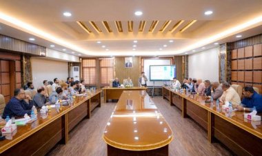 اجتماع محافظ عدن بمكتب الضرائب حول ربطه بمركز التنمية