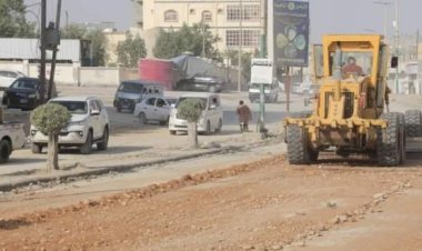 مؤسسة الطرق بالمهرة تنفذ أعمال ترابية لعدد من شوارع الغيضة المتضررة من إعصار “تيج”