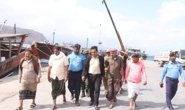 انتقالي سقطرى يطلع على سير العمل في ميناء المحافظة