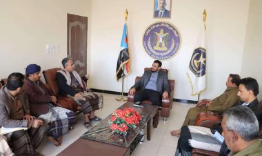 رئيس تنفيذية انتقالي شبوة يلتقي مدير عام مديرية عتق وإدارة نادي التضامن الرياضي