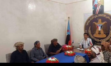 رئيس تنفيذية انتقالي سقطرى يلتقي أعضاء مجلس الحكماء بمديرية قلنسية وعبدالكوري