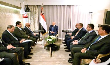 رئيس مجلس القيادة الرئاسي يلتقي وزير خارجية مملكة البحرين