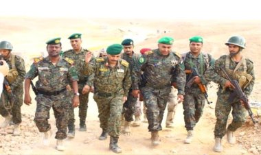 قائد قوات العمليات الخاصة يتفقد كتيبة المهام الخاصة في المهرة