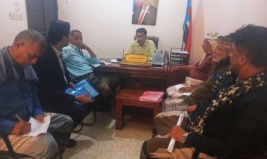 رئيس انتقالي أبين يناقش مع ممثلي مديرية مكيراس في الجمعية الوطنية ومجلس المستشارين أوضاع المديرية