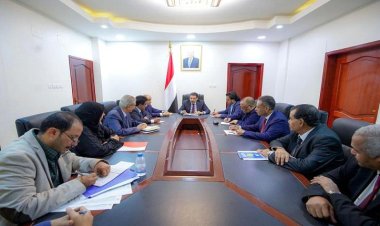 رئيس الوزراء بن مبارك يرأس الاجتماع الأول للجنة مناقصات شراء وقود الكهرباء