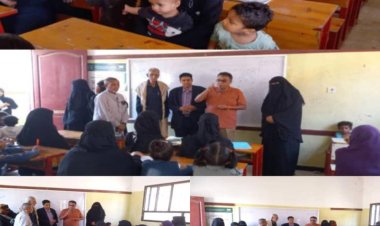 رسالة أمل من عدن.. نساء يمتحنن وأطفالهن بإنتظارهن خارج قاعات الإمتحان