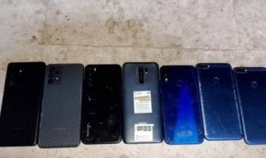 مركز شرطة الديس يضبط عصابة مكونة من ثلاثة اشخاص يمتهنون سرقة الجوالات