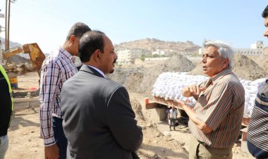 محافظ حضرموت يتفقّد أعمال صبّة الجدران الساندة وخوازيق جسر المشاه للمرحلة الثانية لمشروع خور المكلا