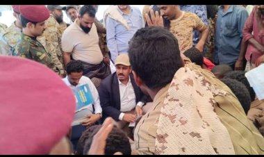 المحافظ بن ماضي التقى مواطني مديرية حجر واستمع الى احتياجات جميع من حضر