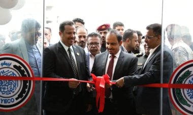 محافظ حضرموت يدشن معرض الشهر الكريم ويفتتح المبنى التجاري بالمؤسسة الاقتصادية بالمكلا