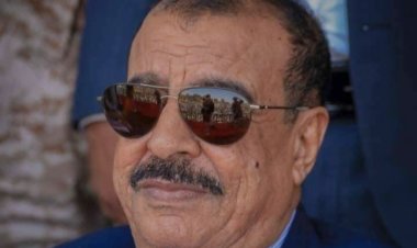 اللواء بن بريك يُعزِّي في وفاة العميد صالح محسن القاضي