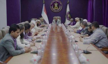 اللواء بن بريك يناقش الوضع الاقتصادي في العاصمة عدن