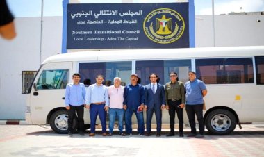 السقاف يسلم رئيس نادي الجزيرة باص النادي المقدم من محافظ العاصمة عدن لملس