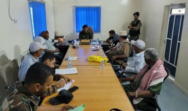 مدير أمن الشحر يلتقي عقال حي سمعون ويناقش معهم عدد من المواضيع للارتقاء بالمستوى الأمني في الأحياء