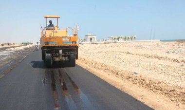 السلطة بالشحر تتابع أعمال السفلتة للشارع المقابل لكورنيش المدينة