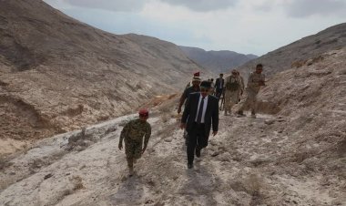 محافظ حضرموت ووكيل أول المحافظة يتفقدان مشيًا على الأقدام الطريق الدائري وسط البالغ نسبة انجازه 75%