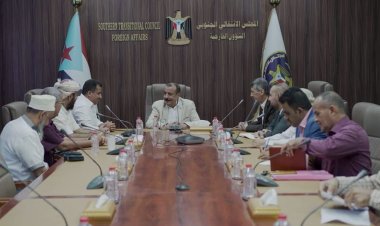 اللواء بن بريك يطلع على سير عمل تجهيزات مستشفى عدن الخيري ومركز غسيل الكلى