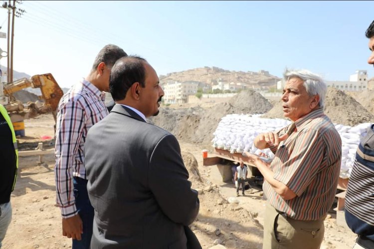 محافظ حضرموت يتفقّد أعمال صبّة الجدران الساندة وخوازيق جسر المشاه للمرحلة الثانية لمشروع خور المكلا