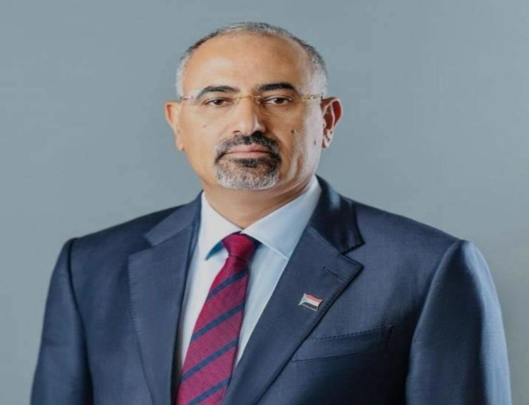 الرئيس الزُبيدي يُعزَّي في وفاة الشيخ المناضل سعيد عمر العكبري