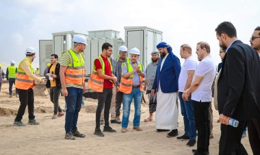 النائب المحرمي يتفقد سير أعمال المرحلة النهائية بمشروع محطة الطاقة الشمسية بعدن