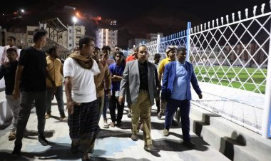 محافظ حضرموت يطلع على عملية فرش العشب الاخضر والتجهيزات الاخيرة لمنشأة نادي التضامن
