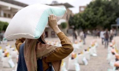 الحوثي يجبر التجار على وقف توزيع الصدقات