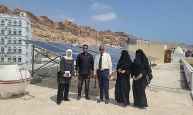 مدير إدارة التربية والتعليم بمديرية مدينة المكلا يلتقي بمسؤولة المشاريع في الإتحاد الأوروبي بمجمع الميناء التعليمي للبنات