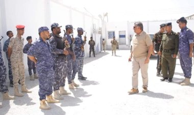 العميد المنهالي يطّلع على سير العمل في مركزي شرطة الحامي ومدينة الشحر ويشدّد على مضاعفة الجهود الأمنية