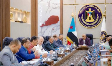 الرئيس الزُبيدي يأمر بمنع الاستحداثات في حرم جامعة عدن