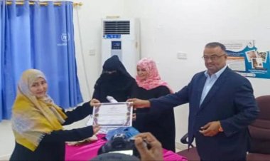 العاصمة عدن.. مدير التواهي يكرم عدد من القابلات بمناسبة عيد المرأة العاملة