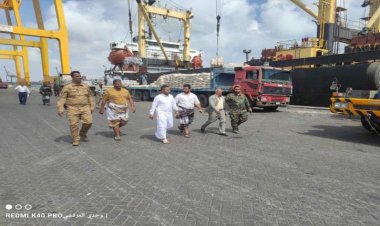 مدير عام فرع هيئة تنظيم النقل البري - عدن يزور ميناء المعلا لتفقد سير العمل فيه