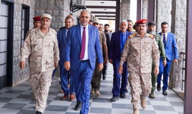 الرئيس الزُبيدي يتفقد سير العملية التعليمية في الأكاديمية العسكرية العُليا