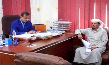 محافظ شبوة يستعرض مع مدير الأوقاف برامج التوجيه والإرشاد خلال شهر رمضان