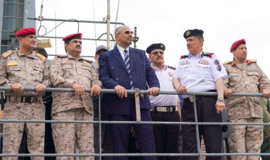 الرئيس الزُبيدي يدشّن إدخال آليات جديدة للقوات البحرية