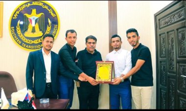 رئيس انتقالي حضرموت  يتسلم درعا تكريميا من منتدى طلاب سيبان