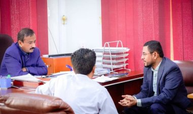 المحافظ بن الوزير يطلع على نتائج عمل اللجنة المكلفة بتقييم سوق القات ويوجه لجنة المناقصات بطرحه للمزايدة