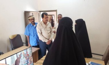 نائب رئيس تنفيذية انتقالي أبين يتفقد مستوى الانضباط الوظيفي في إدارات المجلس بالمحافظة