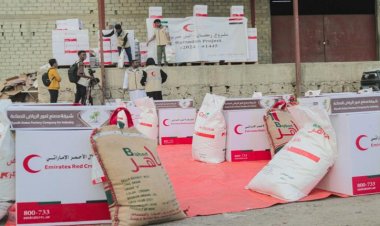 الهلال الأحمر الإماراتي يدشن مشروع رمضان لتوزيع المير الرمضاني بمدينة المكلا