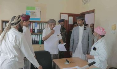 وكيل المهرة الأول يطلع على الانضباط الوظيفي بديوان عام المحافظة