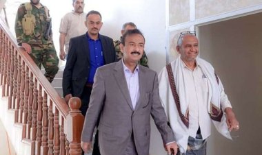 محافظ شبوة يواصل زياراته التفقدية ويشدد على ضرورة الانضباط الوظيفي