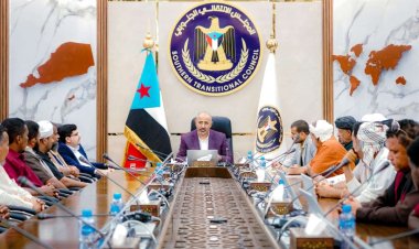 الرئيس الزُبيدي يلتقي عددا من أعضاء الهيئتين التنفيذيتين بمديريتي الغيظة وسيحوت بمحافظة المهرة